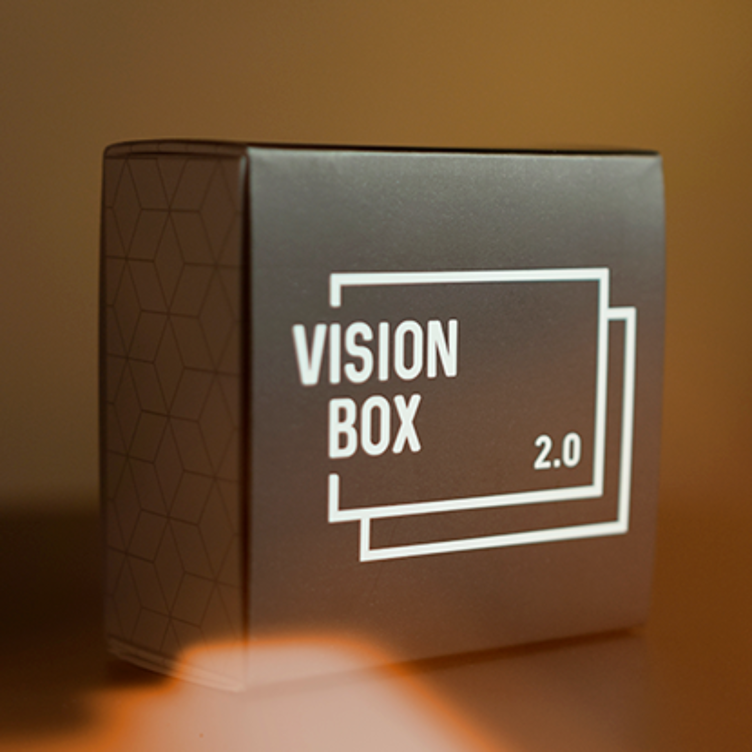 비전박스 2.0(Vision Box 2.0) 싸인한 관객의 카드가 투명한 박스안에서 나타납니다.
