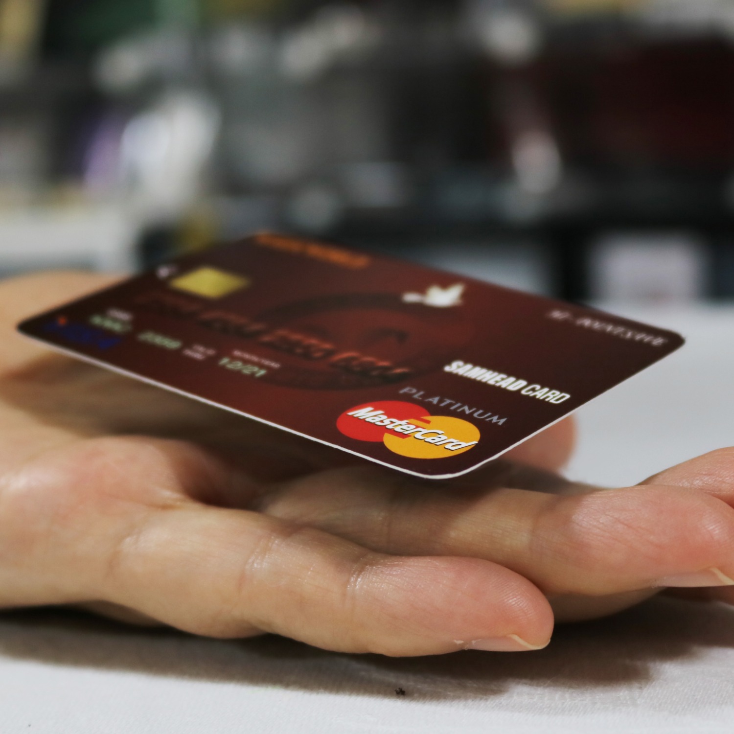 [플로팅 크레딧카드] 손바닥 위에서 공중부양하는 신용카드를 만나보십시오.