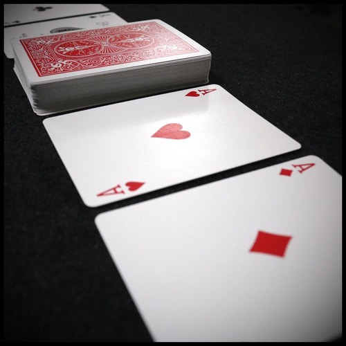 [어메이징커플] Amazing Couple 관객이 임의로 뽑은 1장의 카드가 마술사의 카드와 일치할 뿐만아니라 나머지 카드는 모두 백지카드입니다.