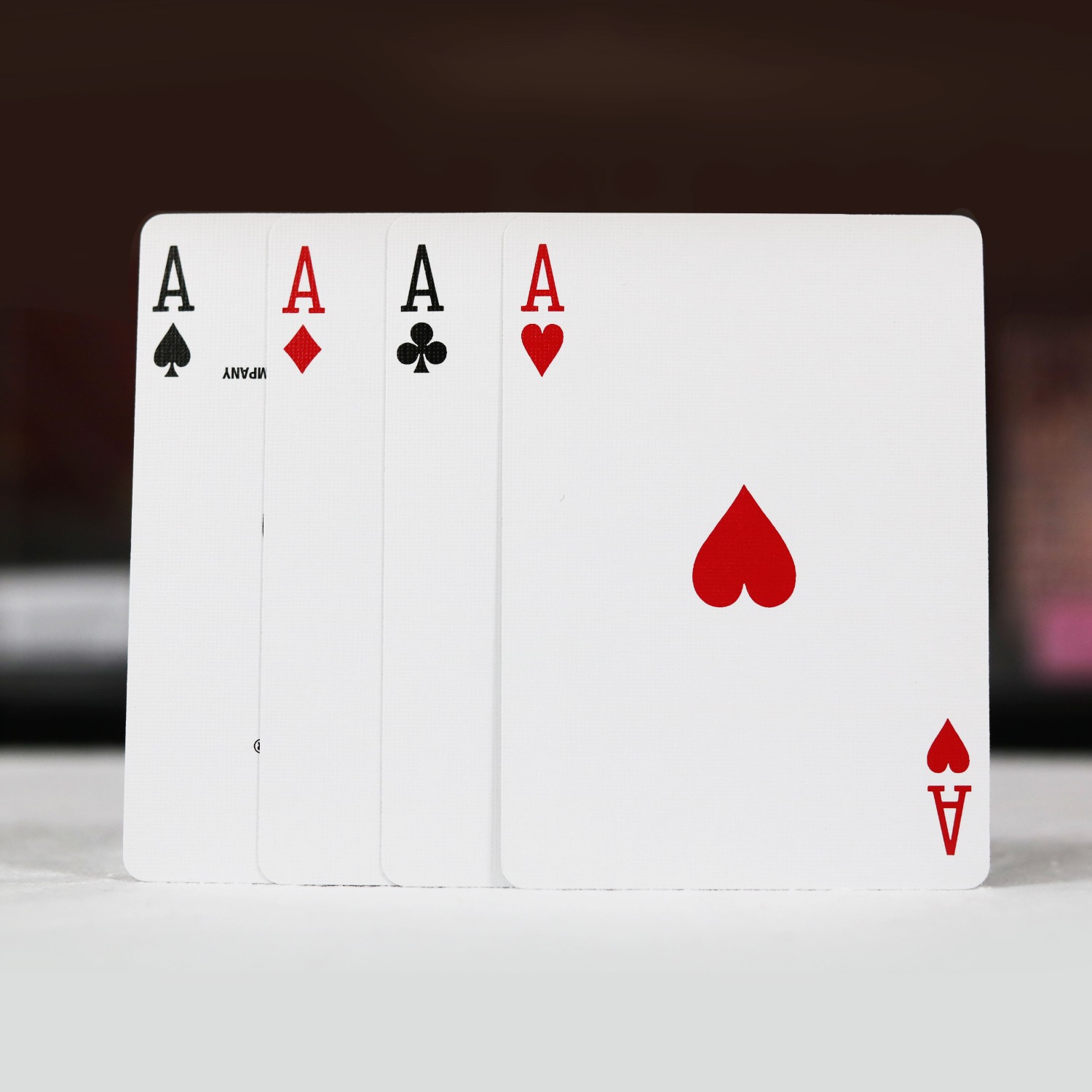 [코카콜라화이트] 4장의 카드가 마술사의 제스처에 순식간에 한장씩 뒤집어지고, 이어지는 반전!! 컬러풀한 카드의 뒷면이 순식간에 백지카드로 변해버립니다.